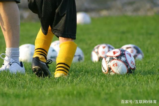 老师因学生未戴红领巾而愤怒：家长智慧回应揭示教育现状
